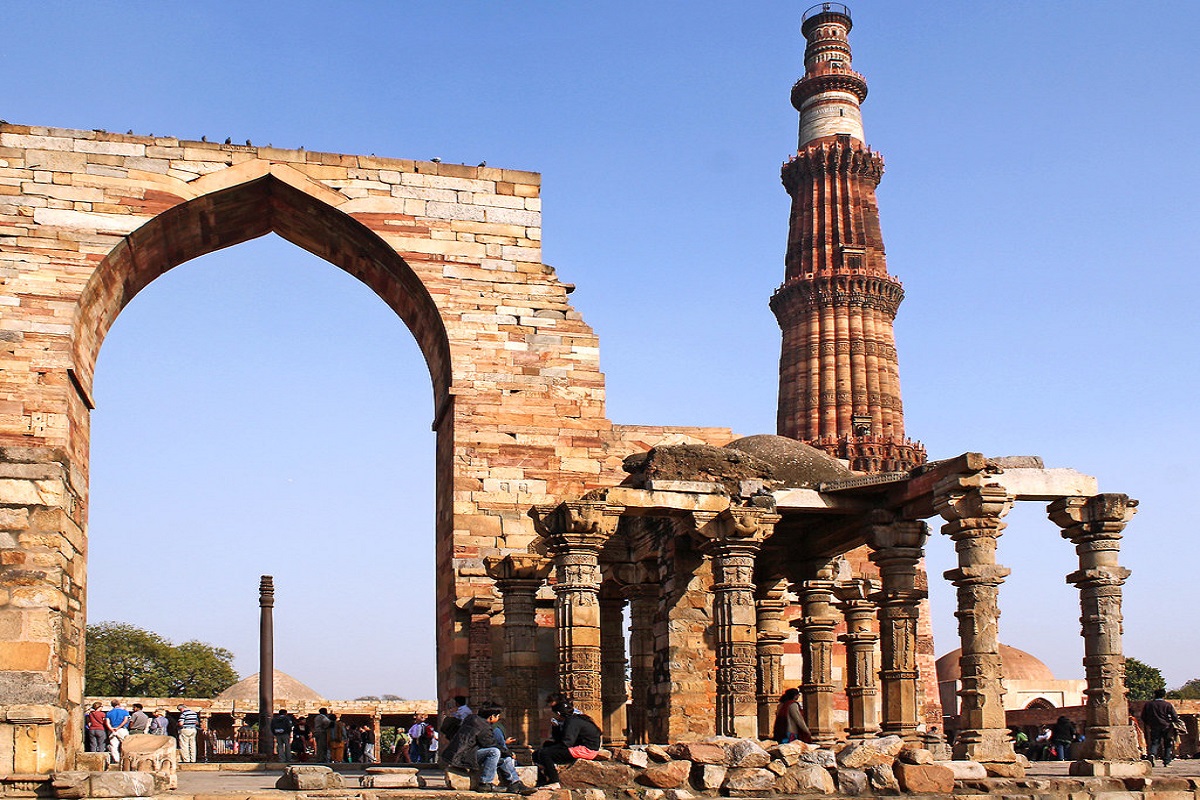 qutub minar build by